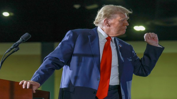 دۆناڵد ترەمپ: هێزە ئاسمانی و دەریاییەکانی ئێران بە تەواوی پەککەوتوون